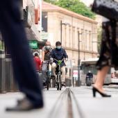 Dos personas circulan en bicicleta por una calle de Vitoria.