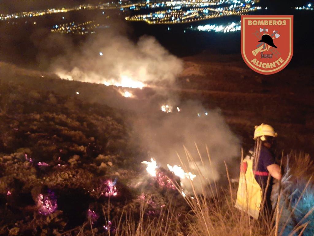 Un incendio en la Sierra de Fontcalent quema cuatro hectáreas de matorral y monte bajo Un incendio en la Sierra de Fontcalent quema cuatro hectáreas de matorral y monte bajo