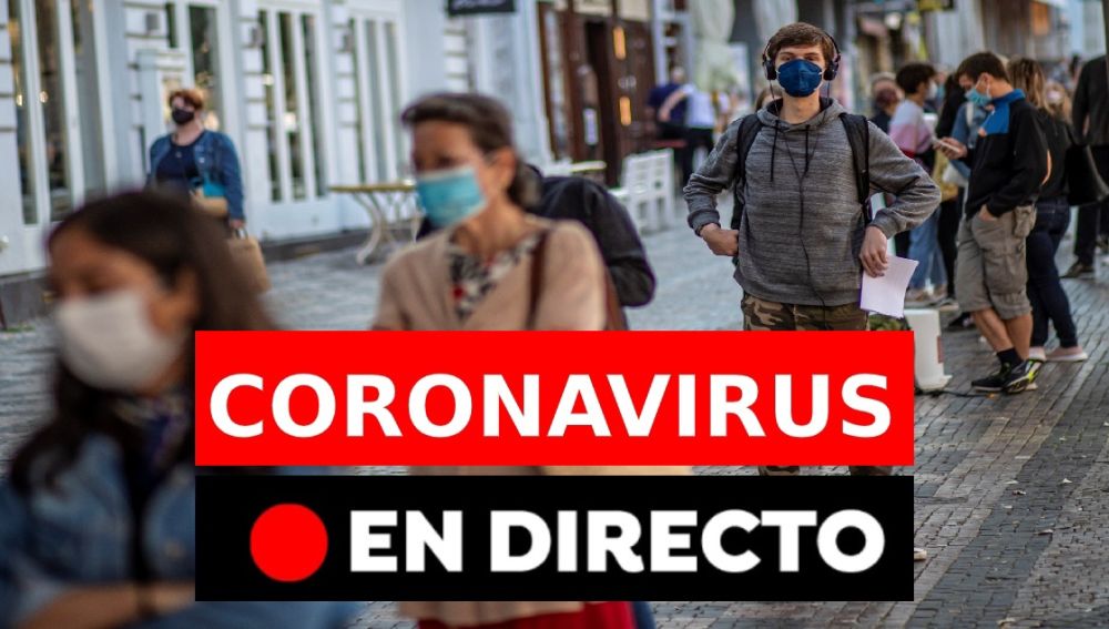 Colas guardando la distancia de seguridad por el coronavirus esperando para ser atendidos 