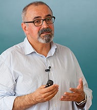 Ignacio López-Goñi: “No tengo tan claro que vaya a haber vacunas en diciembre, soy optimista moderado, pero prudente” Ignacio López-Goñi: “No tengo tan claro que vaya a haber vacunas en diciembre, soy optimista moderado, pero prudente”