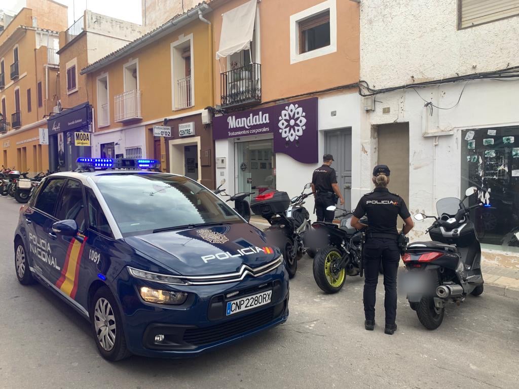Un ocupa abandona una casa ante la presión de los vecinos, la policía y el ayuntamiento Un ocupa abandona una casa ante la presión de los vecinos, la policía y el ayuntamiento