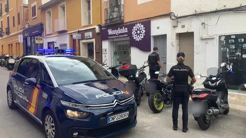 La Policía Nacional frente a la vivienda "okupada" La Policía Nacional frente a la vivienda "okupada"