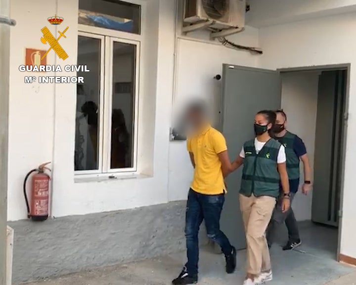 La Guardia Civil detiene a tres individuos por estafar 20.000 euros a clientes de bancos La Guardia Civil detiene a tres individuos por estafar 20.000 euros a clientes de bancos