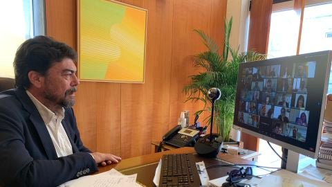 Un momento del encuentro telem&aacute;tico de alcaldes