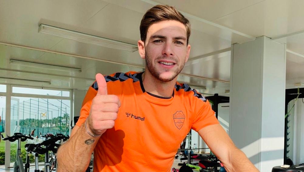 El delantero Lucas Boyé, ejercitándose en solitario en el gimnasio.