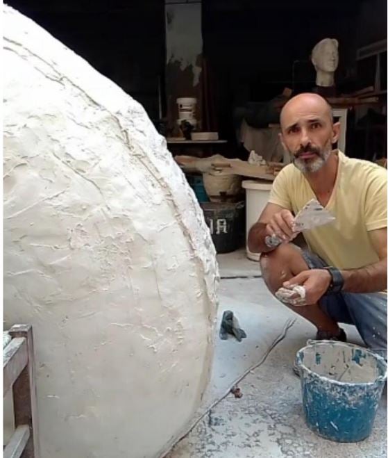 El artista Ángel Hernández homenajea con la escultura El Vínculo a los profesionales sanitarios El artista Ángel Hernández homenajea con la escultura El Vínculo a los profesionales sanitarios