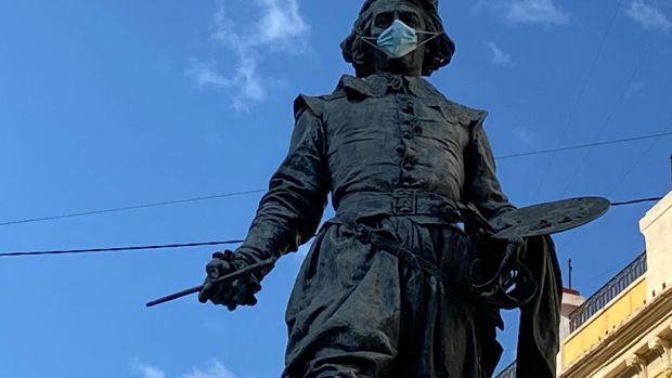 El Ayuntamiento coloca mascarillas a las estatuas de la ciudad El Ayuntamiento coloca mascarillas a las estatuas de la ciudad