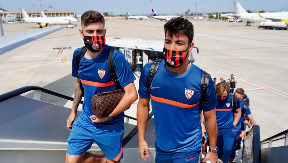 Los jugadores del Sevilla, camino de Budapest