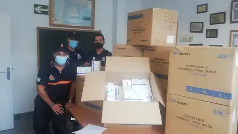 Miembros de Protección Civil con las mascarillas Miembros de Protección Civil con las mascarillas