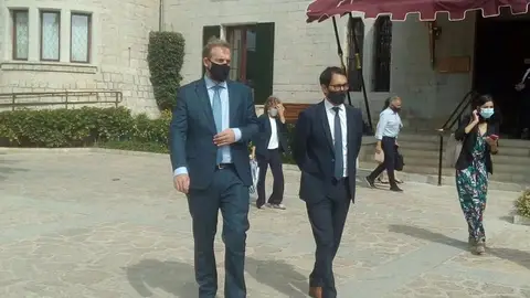 El secretario de estado de Turismo, Fernando Valdés, y el conseller de Modelo Económico, Turismo y Trabajo, Iago Negueruela, antes de la reunión. Turismo