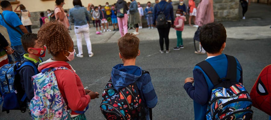 Alumnos volviendo al colegio con las nuevas medidas de seguridad Alumnos volviendo al colegio con las nuevas medidas de seguridad