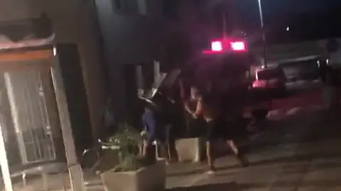 Momento de la reyerta en Casabermeja Por parte de unos okupas