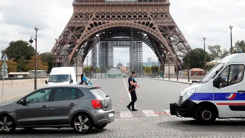 La policía establece un cordón de seguridad tras evacuar la Torre Eiffel La policía establece un cordón de seguridad tras evacuar la Torre Eiffel
