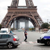 La policía establece un cordón de seguridad tras evacuar la Torre Eiffel