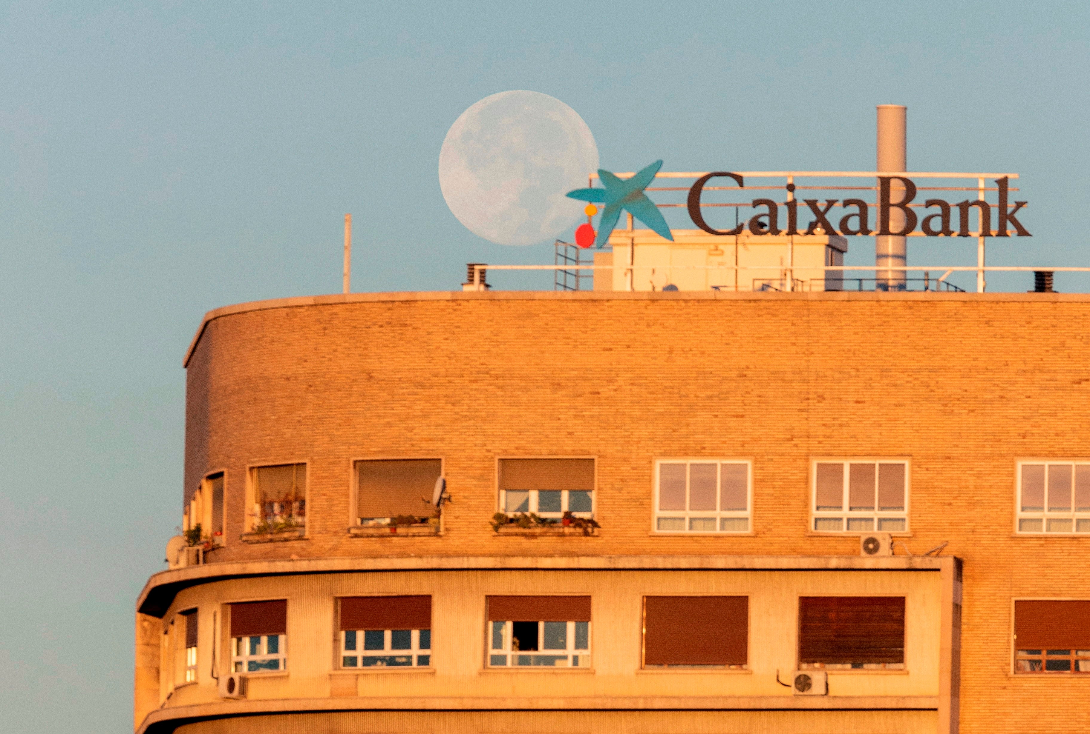 La brújula de la economía: CaixaBank reajusta su plantilla en el mayor ERE de la banca La brújula de la economía: CaixaBank reajusta su plantilla en el mayor ERE de la banca