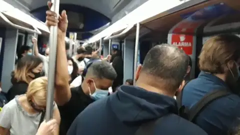 Saturación y viajes sin posibilidad de mantener distancia social frente al coronavirus en algunas líneas del Metro de Madrid Saturación y viajes sin posibilidad de mantener distancia social frente al coronavirus en algunas líneas del Metro de Madrid
