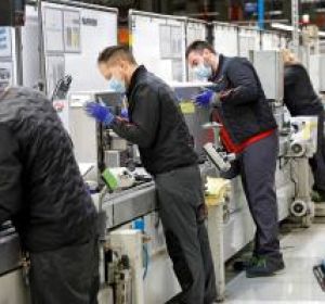 La economía española entra en recesión aunque modera su caída La economía española entra en recesión aunque modera su caída
