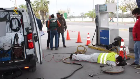 Investigación de la Guardia Civil en la gasolinera de Coria del Río Investigación de la Guardia Civil en la gasolinera de Coria del Río