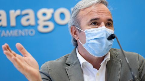 Jorge Azc&oacute;n, alcalde de Zaragoza, durante la rueda de prensa