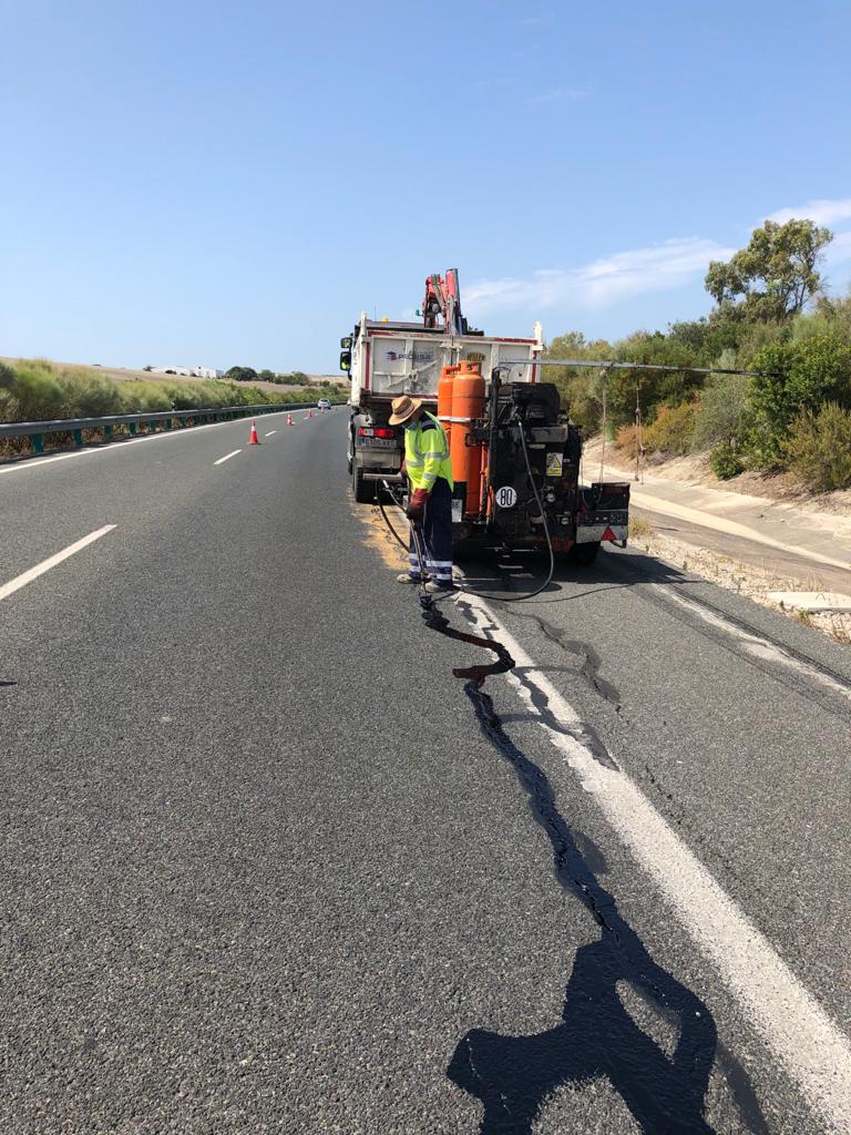 La Junta realiza el sellado de grietas en la rodadura de la A-382 entre Jerez y Arcos La Junta realiza el sellado de grietas en la rodadura de la A-382 entre Jerez y Arcos