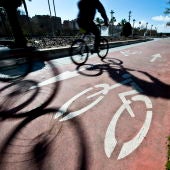 Varias bicicletas circulan por un carril especial para ellas