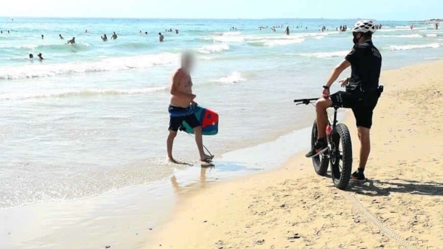 La Policía Local de Elche incoa más de 700 sanciones en las playas durante el verano La Policía Local de Elche incoa más de 700 sanciones en las playas durante el verano