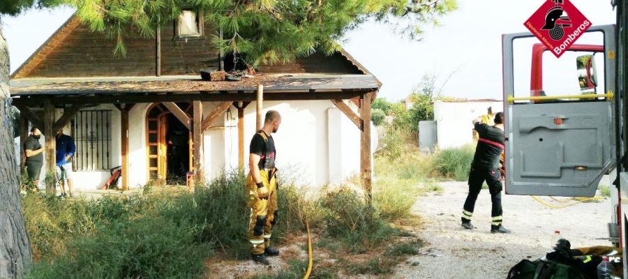 Bomberos en la casa de campo de la partida partida La Colorada de Crevillent. Bomberos en la casa de campo de la partida partida La Colorada de Crevillent.