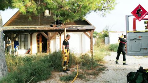 Bomberos en la casa de campo de la partida partida La Colorada de Crevillent.