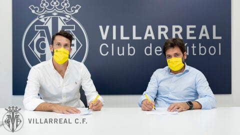 Pedraza firma su renovaci&oacute;n junto a Roig