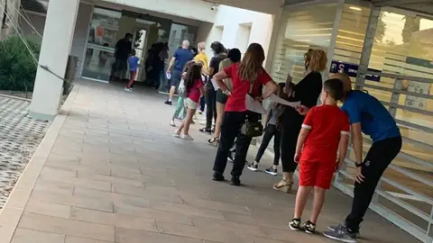 Alumnos y profesores acuden a que se les realicen las pruebas PCR Alumnos y profesores acuden a que se les realicen las pruebas PCR