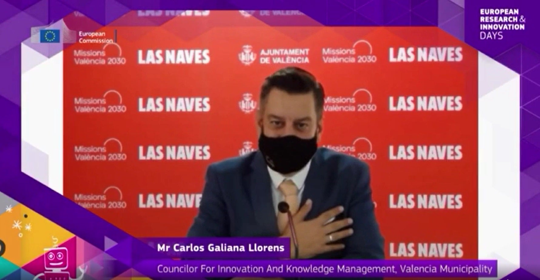 Un concejal de Valencia finge hablar inglés mientras otro le pone la voz gracias a la mascarilla Un concejal de Valencia finge hablar inglés mientras otro le pone la voz gracias a la mascarilla