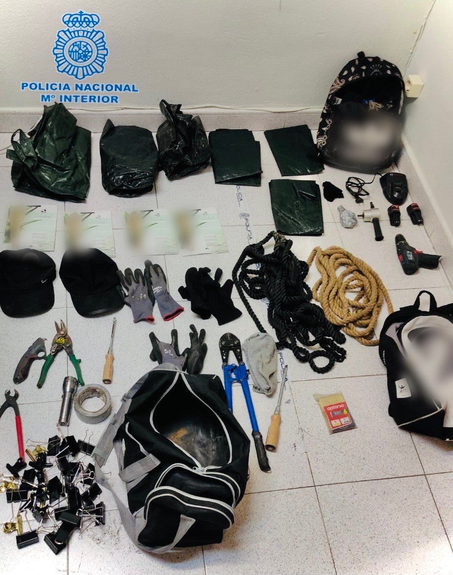 La Policía Nacional frustra el robo por butrón en una tienda de electrodomésticos de Elche La Policía Nacional frustra el robo por butrón en una tienda de electrodomésticos de Elche