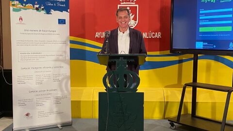 El delegado de Turismo, Javier Porr&uacute;a, en rueda de prensa