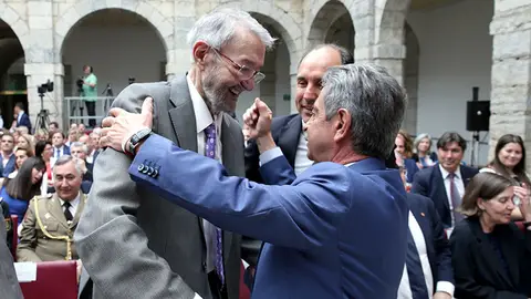 Jaime Blanco junto a Miguel Ángel Revilla y Nacho Diego Tres presidentes de Cantabria juntos durante la celebración del aniversario del Estatuto de Autonomía