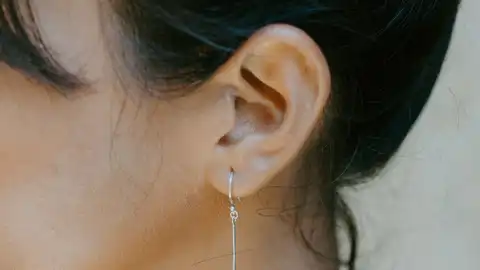 Pendiente en una oreja Pendiente en una oreja