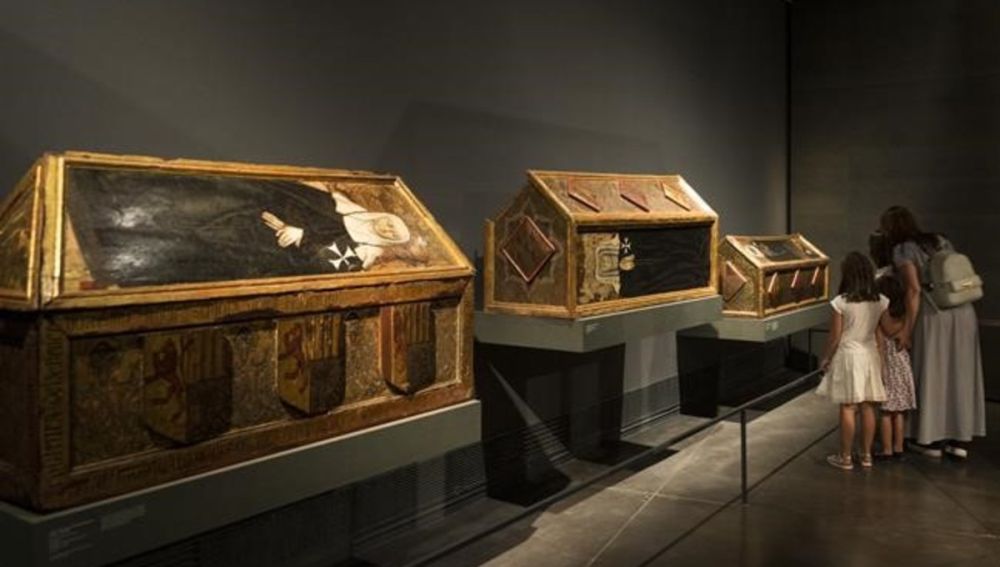 Tres de las cajas mortuorias de Sijena en el Museo de Lérida