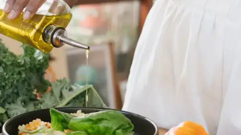 El aceite de oliva virgen enriquecido con sus propios antioxidantes previene la acumulación de colesterol en buenas manos