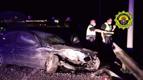 El frontal del coche quedó destrozado El frontal del coche quedó destrozado