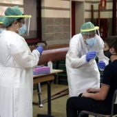 Els equips mòbils de Salut extreuen mostres per a proves PCR en una escola de Girona. 