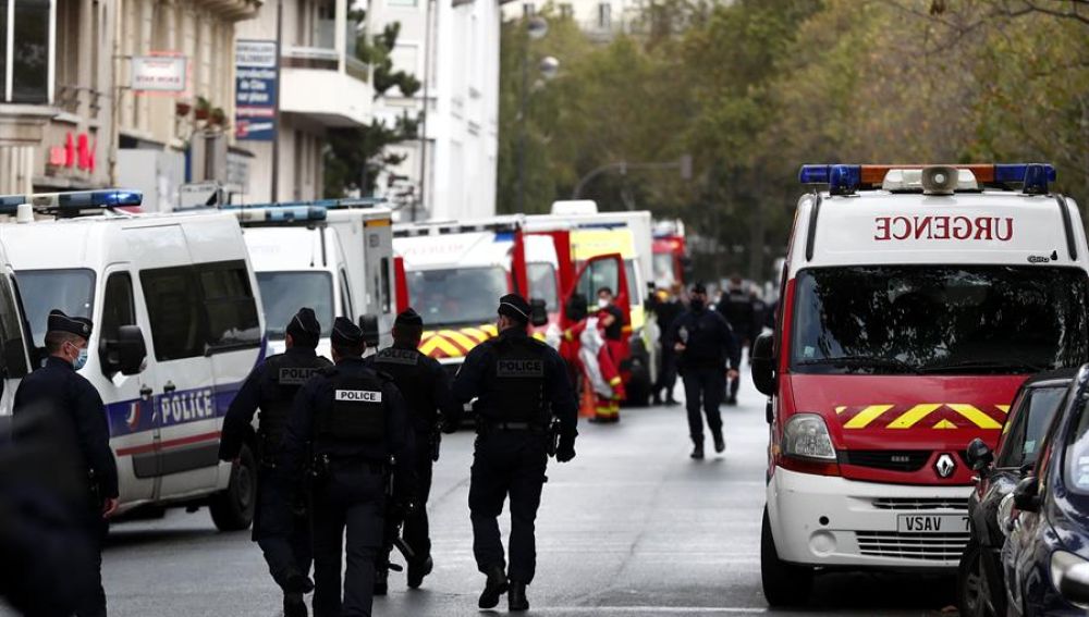 La policía francesa y el equipo de rescate cerca de las antiguas oficinas de Charlie Hebdo