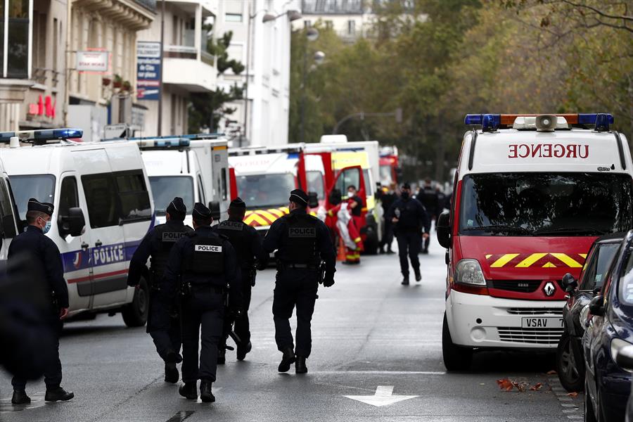 Al menos cuatro heridos en un ataque con arma blanca junto a la antigua sede de Charlie Hebdo Al menos cuatro heridos en un ataque con arma blanca junto a la antigua sede de Charlie Hebdo