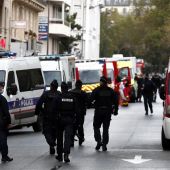 La policía francesa y el equipo de rescate cerca de las antiguas oficinas de Charlie Hebdo