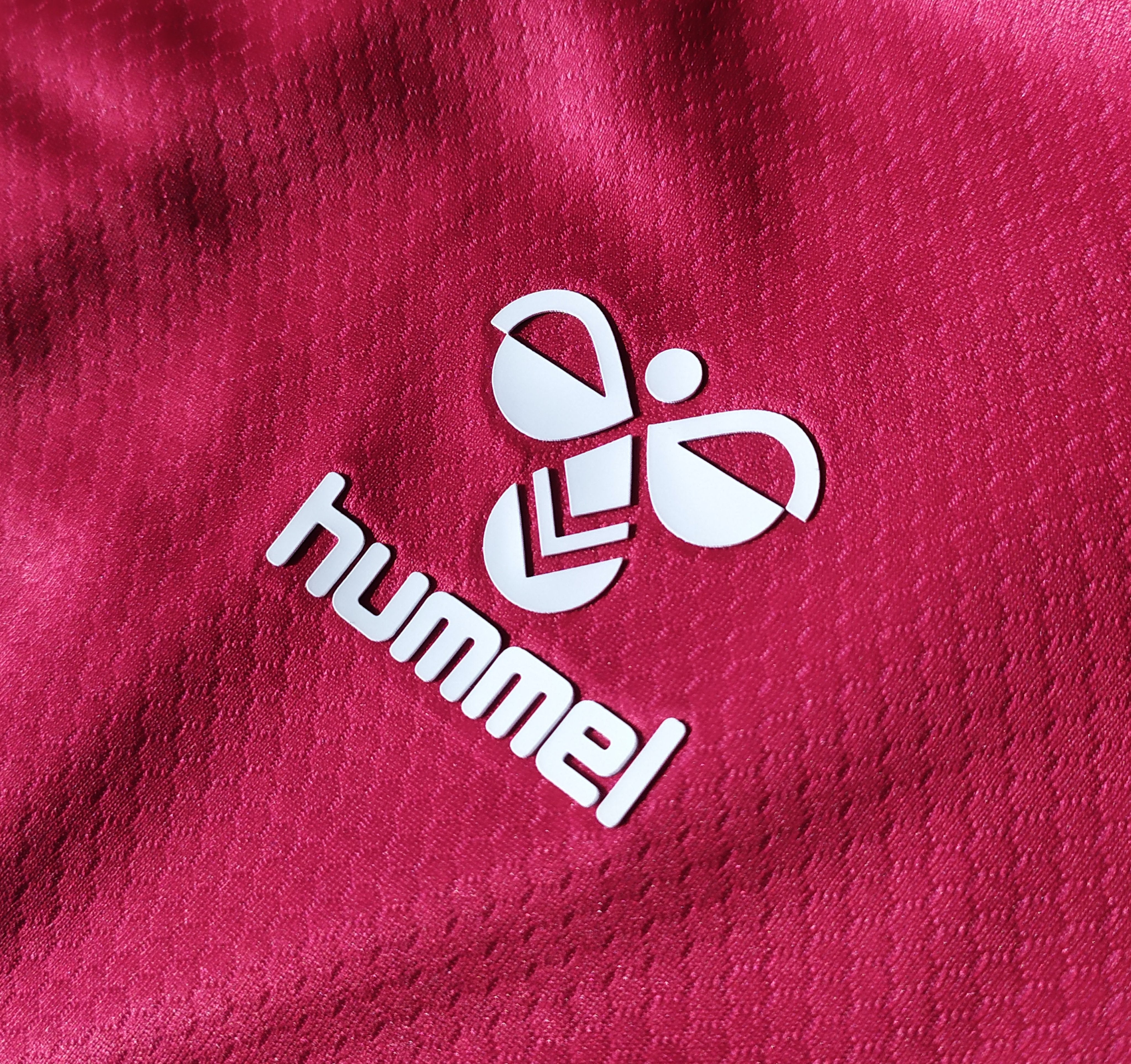 La segunda equipación del Elche será granate con la franja azul completa La segunda equipación del Elche será granate con la franja azul completa