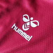 Hummel ha diseñado una atractiva camiseta para la segunda equipación del Elche CF.