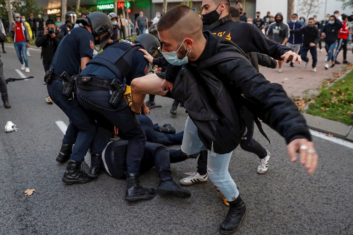 Tres detenidos y seis heridos leves en una de las concentraciones en Vallecas para protestar por las restricciones Tres detenidos y seis heridos leves en una de las concentraciones en Vallecas para protestar por las restricciones