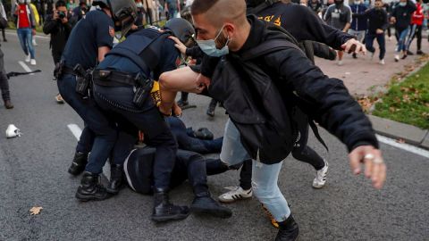La polic&iacute;a carga contra manifestantes que protestaban en Vallecas contra los confinamientos selectivos