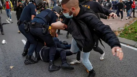 La policía carga contra manifestantes que protestaban en Vallecas contra los confinamientos selectivos La policía carga contra manifestantes que protestaban en Vallecas contra los confinamientos selectivos