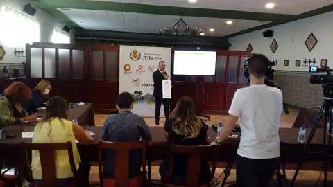 L´alcalde José Benlloch durant la primera roda de premsa presèncial amb els mitjans de comunicació. Després de l'anunci de la Generalitat de prorrogar a 21 dies més el tancament de pubs, discoteques i sales de música, el sector es reuneix amb el consistori per a buscar eixida als seus negocis.