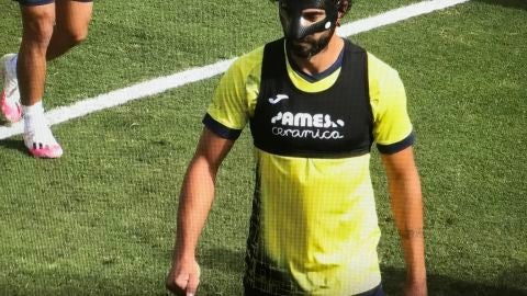 Ra&uacute;l Albiol con la m&aacute;scara protectora