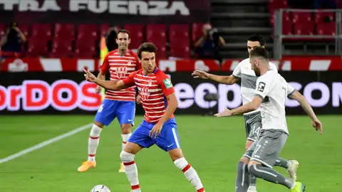 Luis Milla controla el balón en el partido del Granada. Luis Milla controla el balón en el partido del Granada.